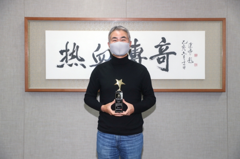 '미르4'로 '게임 오브 지스타' 상을 받은 위메이드 장현국 대표.