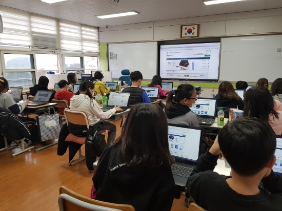 신안 지도초등학교 학생들이 전남개발공사 전자도서관(J-Book)을 활용해 독서교실을 운영하고 있다/사진=전남개발공사