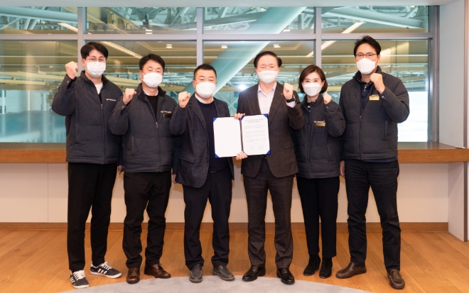 우기홍 대한항공 사장은 9일 오후 일반노조·조종사 노조 위원장과 각각 간담회를 가졌다. 최근 아시아나항공 인수와 관련한 필요성과 진행과정에 대한 이해를 구하는 한편, 상생하는 노사 관계 구축을 위한 노력을 함께 기울이기로 했다. 우기홍 대한항공 사장(오른쪽에서 세번째)과 최대영 일반노조 위원장(네번째)를 비롯한 노사 관계자들이 기념 촬영을 하고 있는 모습