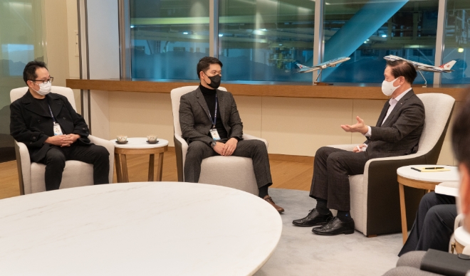 우기홍 대한항공 사장(오른쪽)과 최현 조종사노조 위원장(가운데)이 간담회를 하고 있는 모습