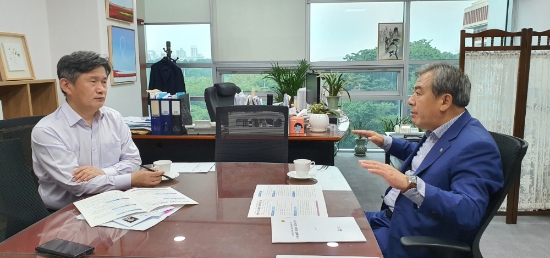 서동용의원(왼쪽)과 면담하고 있는 유근기 곡성군수