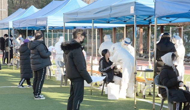울산 남구 중학교 학생이 신종 코로나 바이러스 감염증(코로나19) 확진판정을 받은 8일 오후 해당 중학교 선별진료소에서 학생들이 코로나19 검사를 받고 있다.