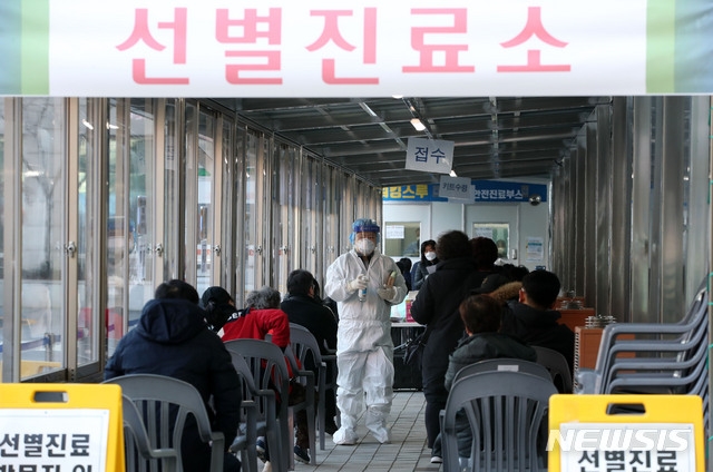 코로나19 신규확진자가 전날대비 686명이 추가로 확인된 가운데 9일 오전 서울 동대문구보건소 내 선별진료소에 시민들이 검사를 받기 위해 대기하고 있다.