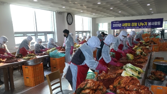 팔금면 여성단체협의회,'사랑의 김장나누기 행사'/사진=신안군