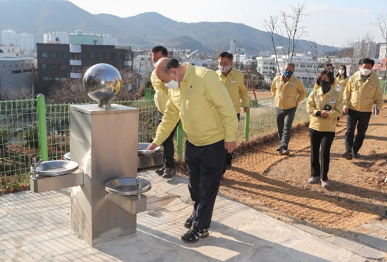 정현복 광양시장 우산 생태숲 복원사업 현장방문/사진=광양시
