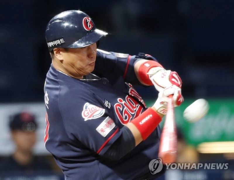 롯데 자이언츠 '슬러거' 이대호는 최근 프로야구선수협회 회장으로 과다 판공비 사용 논란으로 물의를 야기했다. 사진은 이대호가 홈런을 터뜨리는 모습.