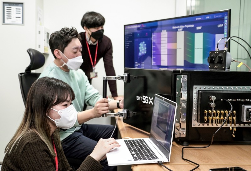 (사진=SK텔레콤) SKT는 앱/서비스별 네트워크 슬라이스 기술을 세계 최초로 개발했다고 10일 밝혔다. SKT 연구원들이 분당 기술원에서 네트워크 슬라이스 기술과 장비를 테스트하고 있다.