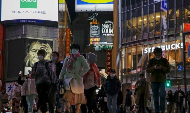 지난 1일 일본 도쿄의 밤 거리를 신종 코로나바이러스 감염증(코로나19)을 예방하기 위해 마스크를 착용한 시민들이 걷고 있다.