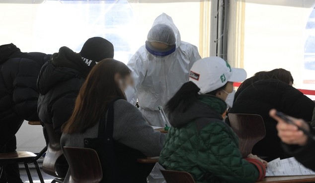 지난 9일 서울 강남구 강남구보건소에 마련된 코로나19 선별진료소에서 내원객들이 검사 접수를 위해 대기하고 있다.