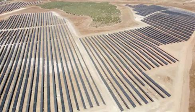 (사진=한화에너지) 한화에너지가 Amarenco Solar Limited(아마렌코 솔라)에 매각한 50MW 태양광 발전소 전경 (스페인 남부 세비야 지역)