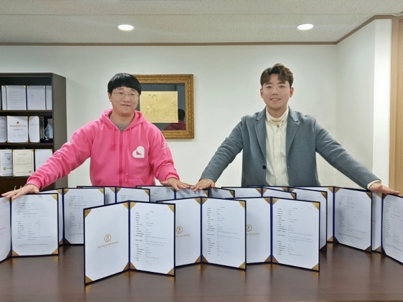 ‘티커(Ticker)’ 관련 추가 출원서(앞 3개)와 박제혁 기술이사(좌), 강덕호 대표(우)