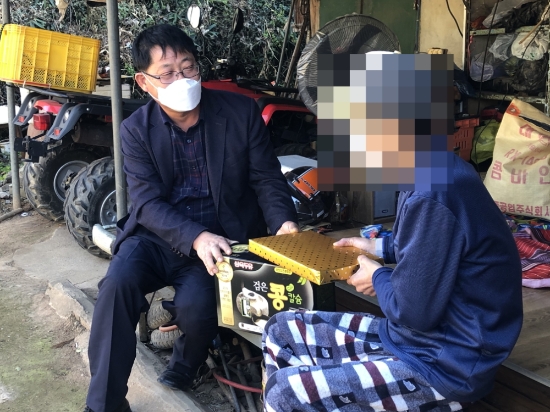 작천면 고독사지킴이단, 따뜻한 겨울내의 전달/사진=강진군