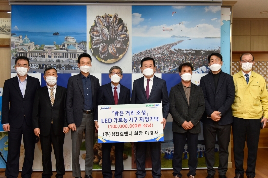 진도 출향인 이경재 회장 LED 가로등 1억원 기탁/사진=진도군