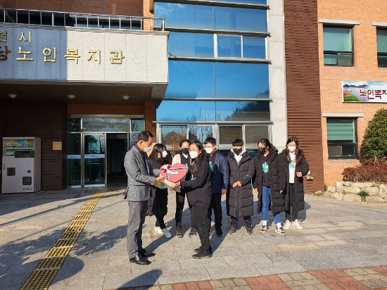 지난 8일 순천용당초등학교 학생들이 마스크 착용이 의무화된 전국 상황을 반영해 어르신들의 마스크 보관과 휴대가 용이하도록 마스크 스트랩을 용당노인복지관에 전달했다/사진=순천시