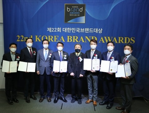 2020 대한민국브랜드대상 수상기업/기관 및 심사위원. 왼쪽부터 한화갤러리아 홍철기 상무, 서울대학교병원강남센터 김주성 원장, 가톨릭대학교 김기찬 교수, SK매직 류권주 대표이사, 산업정책연구원 조동성 이사장, 에듀윌 남영택 COO, 우리카드 허정진 부사장, 미래생활 안봉환 상무