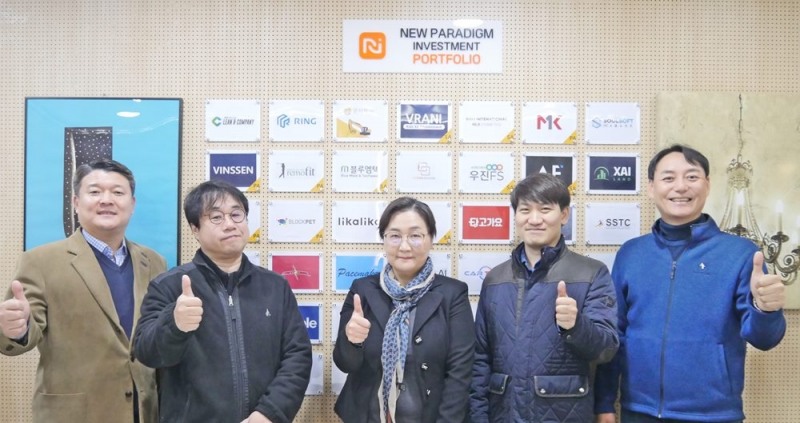 사진 왼쪽부터 뉴패러다임인베스트먼트 배상승 공동대표, 에임블 이충기 CTO, 김현진 대표, 이창우 CSO, 뉴패러다임인베스트먼트 박제현 공동대표 (사진제공=뉴패러다임인베스트먼트)