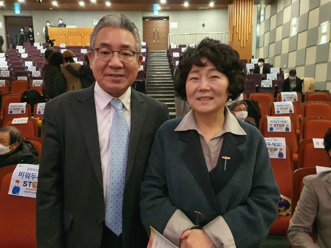 영화의 날 기념식에서의 배우 정한용(왼쪽)과 김정순 간행물윤리위원회 위원장 모습