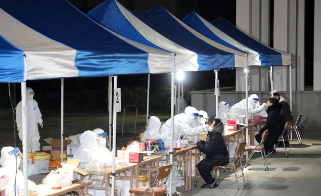 제주 지역 코로나19 확진자가 속출한 10일 오후 제주 시내 한 교회에 마련된 워크스루 진료소에서 시민들의 검체 채취가 이뤄지고 있다.