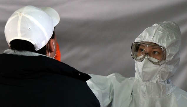 전국 신종 코로나바이러스 감염증(코로나19) 확진자 수가 사흘째 400명대를 웃도는 가운데 1일 오후 대구 달서구 보건소 코로나19 선별진료소에서 의료진이 검체 채취를 하고 있다