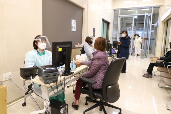 가톨릭대학교은평성모병원제공,은평성모병원‘안심진료존’원스톱문진,채혈,검사공간