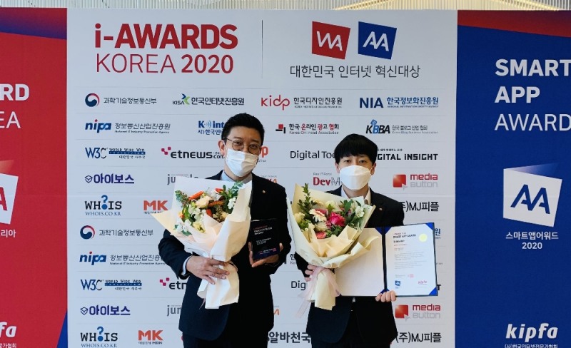 웰컴저축은행 박성수 CEM 본부장(좌측), 김대영 앱마케팅팀 팀장(우측)