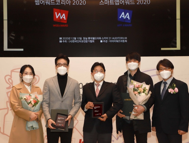 지난 10일 잠실 롯데월드타워에서 열린 ‘웹어워드 코리아 2020’ 시상식에서 이정훈 이든앤앨리스마케팅 대표이사(왼쪽에서 두번째)와 임직원들이 기념 촬영을 하고 있다