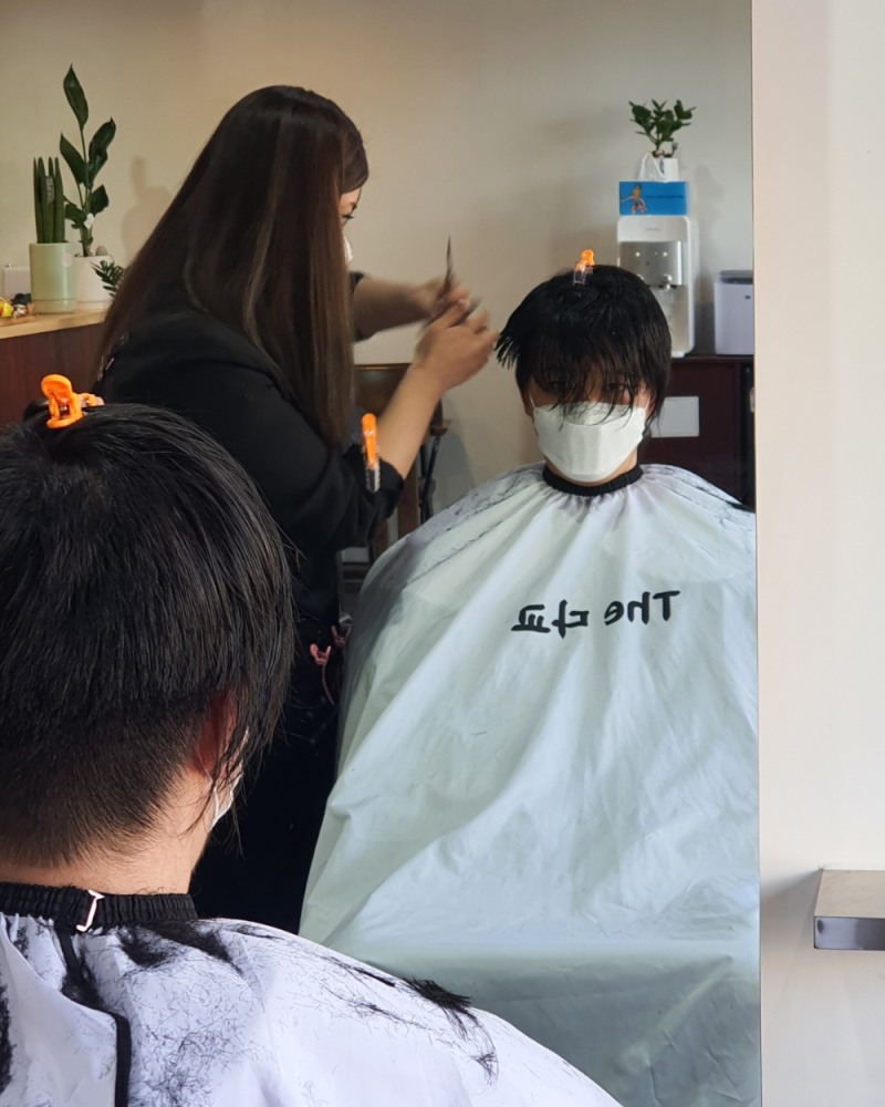 롯데의 마무리 김원중 투수가 1년동안 기른 머리카락을 소아암 환우들의 인모 가발을 만드는데 활용하도록 기부를 했다.