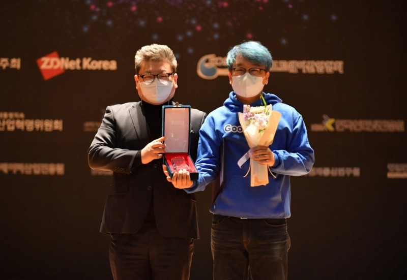 한국인터넷진흥원 신대규 본부장(왼쪽)과 구루미 이랑혁 대표가 시상 기념 촬영을 진행하고 있다 / 사진 제공=구루미