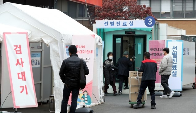 지난 10일 서울 중구 국립중앙의료원 선별진료소에서 시민들이 코로나19 검사를 받기 위해 대기하고 있다.