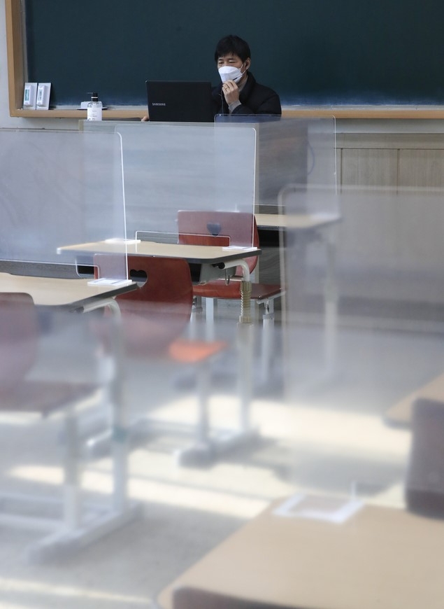 신종 코로나바이러스 감염증(코로나19) 확산세를 줄이고자 2주간 서울 중·고등학교 수업이 전면 원격수업으로 전환된 7일 오후 서울 시내의 한 고등학교에서 선생님이 비대면 수업을 하고 있다.