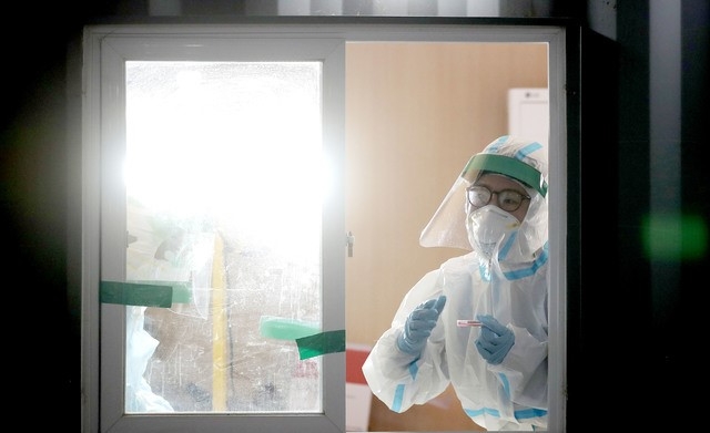 신종코로나바이러스감염증(코로나19) 신규확진자가 689명으로 집계된 11일 오전 서울 성동구 보건소에 마련된 선별진료소에서 한 의료진이 업무를 보고 있다.