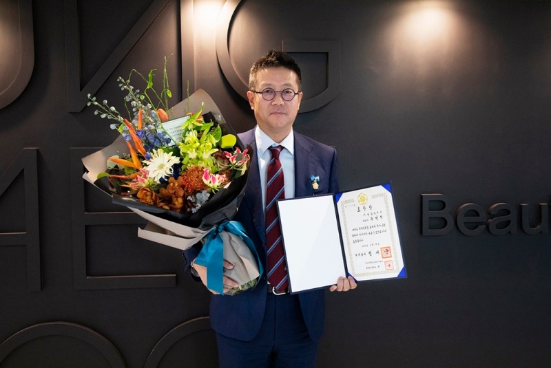 정샘물뷰티 유민석 대표, 기업성장 공로 인정받으며 국무총리상 수상