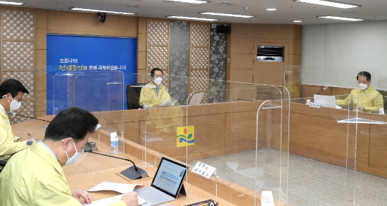 정세균 국무총리가 11일 전남도청 영상회의실에서 김영록 전라남도 지사와 문성혁 해수부 장관 등 관계자들이 참석한 가운데 신종 코로나바이러스 감염증(코로나19) 대응 중앙재난안전대책본부회의를 주재하고 있다./사진=전라남도