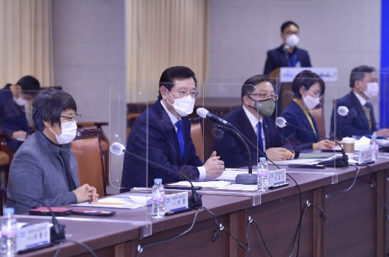 이용섭 광주광역시장이 11일 오후 시청 중회의실에서 열린 복지현장 소통 간담회에 참석해 복지현장 대표 등과 함께 광주복지재단 조직 혁신안과 관련한 의견을 나누고 있다./사진=광주시