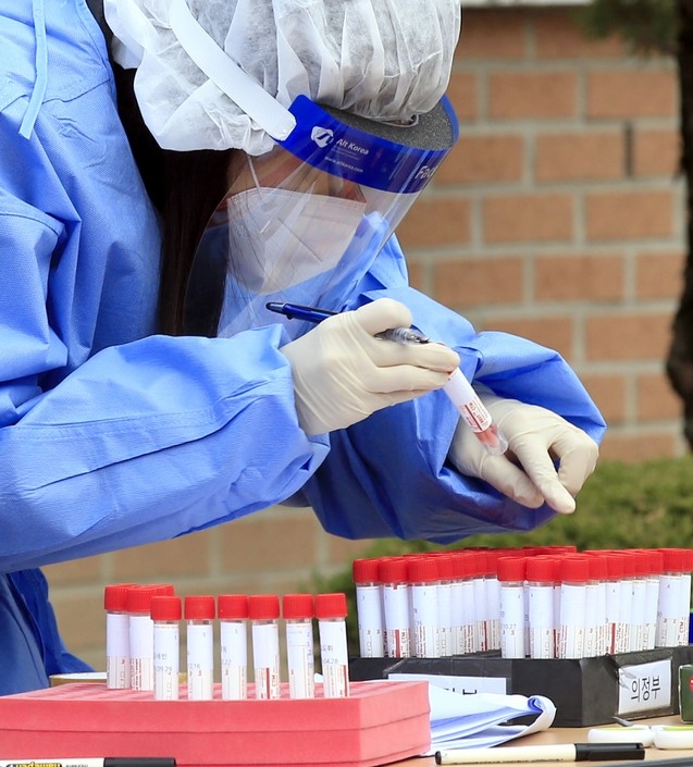 10일 오후 광주 광산구 한 고등학교에서 방역당국이 학생과 교직원을 대상으로 신종 코로나바이러스 감염증(코로나19) 전수검사를 실시하고 있다.