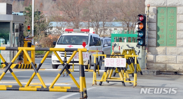 11월 28일 오전 전남 장성군 삼서면 육군 상무대에서 환자 이송 차량이 나오고 있다. 육군 군사교육 시설인 상무대에서는 전날부터 간부 교육생인 위관급 장교를 비롯해 장병 17명이 코로나19 확진 판정을 받았다.