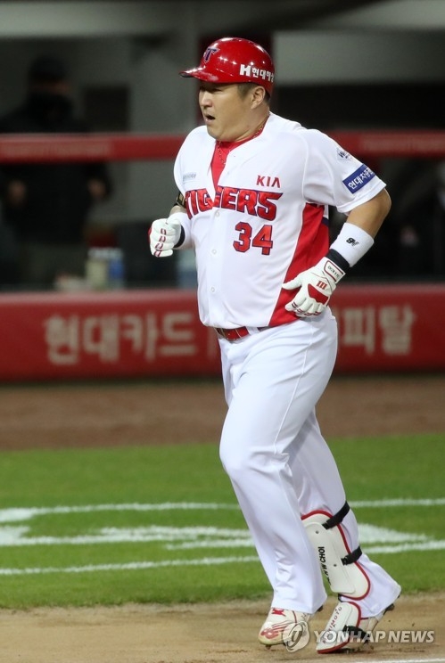 37살의 나이답지 않게 꾸준함과 실력을 함께 보여준 최형우는 타격왕에 오르는 저력을 보였다.