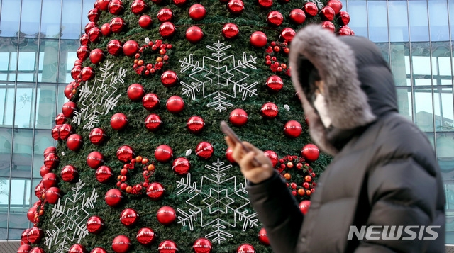 지난 8일 오전 서울 서초역 일대에서 출근길 시민이 두꺼운 옷을 입고 있다.