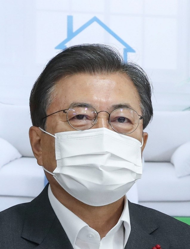 문재인 대통령이 지난 11일 오전 경기 화성시 LH 임대주택 100만호 기념단지인 동탄 공공임대주택에서 열린 살고 싶은 임대주택 보고회에 참석해 영상을 시청하고 있다.