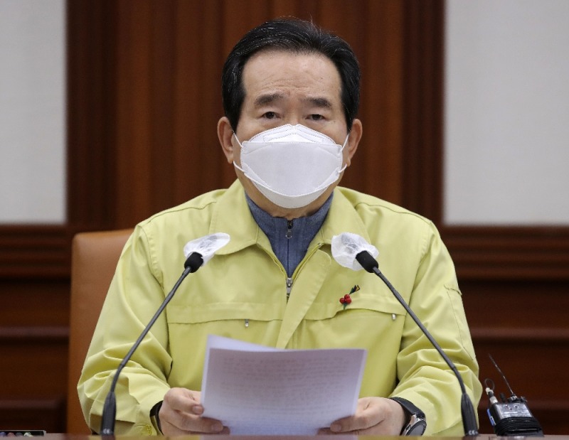 정세균 국무총리가 12일 오후 서울 종로구 정부서울청사에서 열린 '코로나19 긴급방역대책회의'에서 모두발언을 하고 있다. (사진=뉴시스)