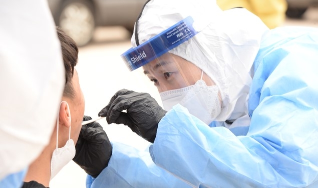 울산 북구 고등학교 기숙사 생활하는 학생이 신종 코로나 바이러스 감염증(코로나19) 확진판정을 받은 지난 10일 오전 해당 고등학교 선별진료소에서 학생이 코로나19 검사를 받고 있다.