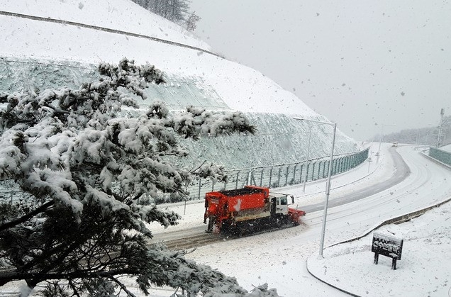 지난 2월 강원 평창군 대관령면 횡계리에 많은 눈이 내려 제설차가 국도의 눈을 치우고 있다. (사진=윤석봉 작가 제공)