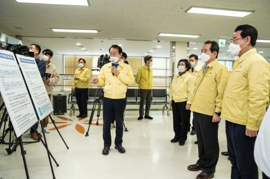 11일 정세균 국무총리가 호남권 감염병 전담병원인 목포시의료원을 방문 김종식 목포시장으로부터 코로나19 대응 현황을 보고받고 있다/사진=전남도