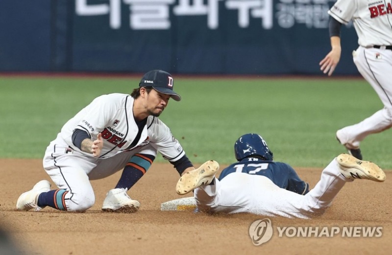 도루주자를 아웃으로 잡기위해서는 반드시 태그를 해야 한다. 2020 프로야구 포스트시즌 한국시리즈(KS) 3차전 두산 베어스와 NC 다이노스의 경기 8회초 무사 1루에서 NC 알테어 타석 때 1루 주자 이재율이 도루를 시도하고 있다. 결과는 아웃.