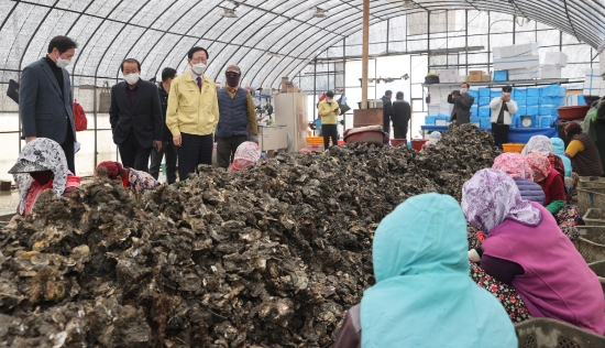 송귀근 전남 고흥군수 굴 작업장 방문·어업인 격려/사진=고흥군