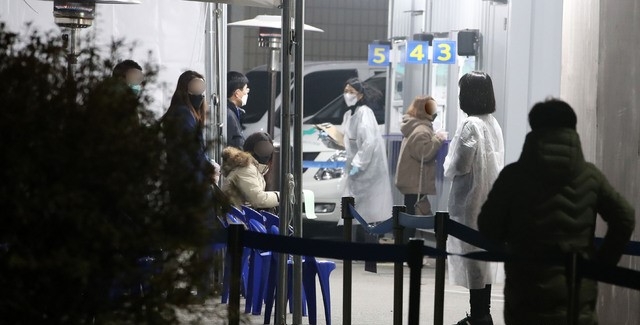 코로나19 국내 확진자가 전날 대비 689명 추가로 확진된 가운데 11일 오후 서울 영등포구보건소 내 선별진료소에 시민들이 검사를 기다리고 있다.