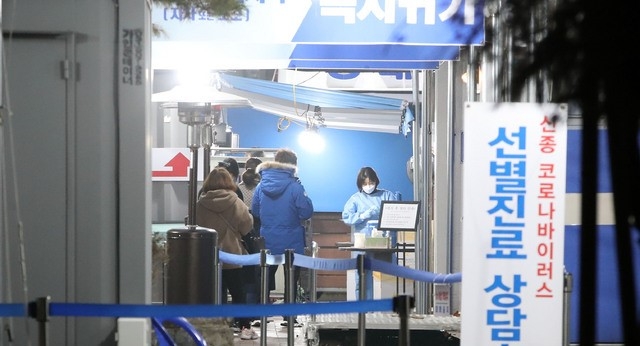 코로나19 국내 확진자가 전날 대비 689명 추가로 확진된 가운데 11일 오후 서울 영등포구보건소 내 선별진료소에 시민들이 검사를 기다리고 있다.