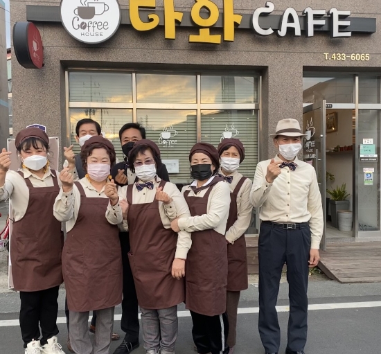 노인 일자리 시장형 사업단 ‘다와카페’양영식 단장 외 7명의 단원(이종연, 윤봉현, 김영심, 김정순, 박영임, 조정임, 최말자)/사진=강진군
