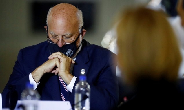 3일 로버트 레드필드 미국 질병통제예방센터(CDC) 국장이 백악관 신종 코로나바이러스 감염증(코로나19) 백신 개발팀 '초고속 작전' 행사에 참석한 모습.