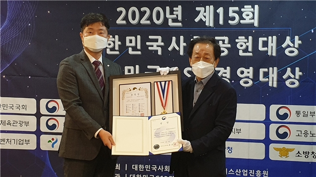 지난 11일 광화문 프레스센터에서 개최된 ‘2020 대한민국 사회공헌대상’ 시상식에서 ‘일자리 창출’ 부문 사회부총리상 시상 후 유재호 LH 사회적가치추진단장(사진 왼쪽)이 대회 관계자와 기념사진을 촬영하고 있다.